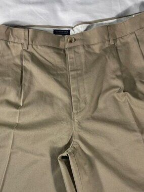 Lands' End mens khaki rugged double pleated expandable 9" chino shorts - size 42